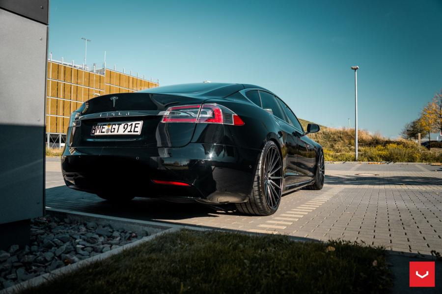  Tesla Model S on Vossen Wheels (VFS-2) 2018 года  (фото 14 из 43)
